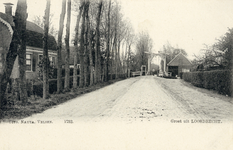 13391 Gezicht in de Oud-Loosdrechtsedijk met bebouwing te Oud-Loosdrecht (gemeente Loosdrecht) uit het oosten; met op ...